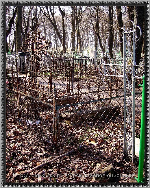 Крест слева над могилой С.Ф. Воронова
