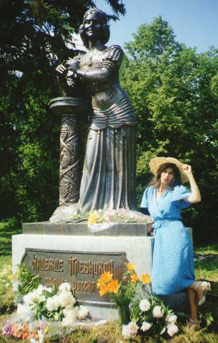 Т.Латышева у памятника Плевицкой